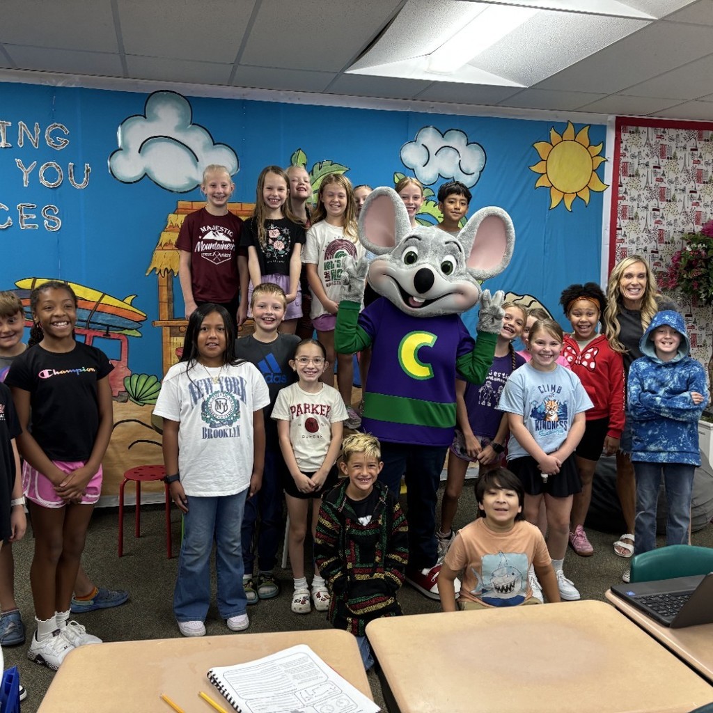 Mrs. Myer's class posing with Chucky the mouse