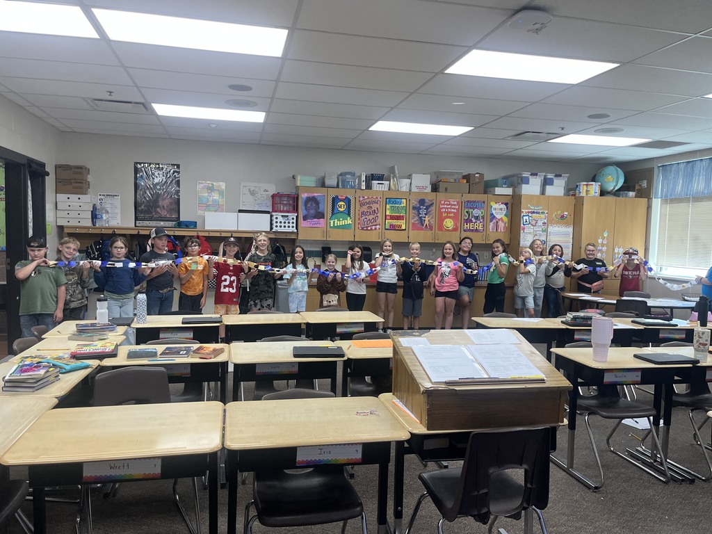 4th grade students with kindness paper chain