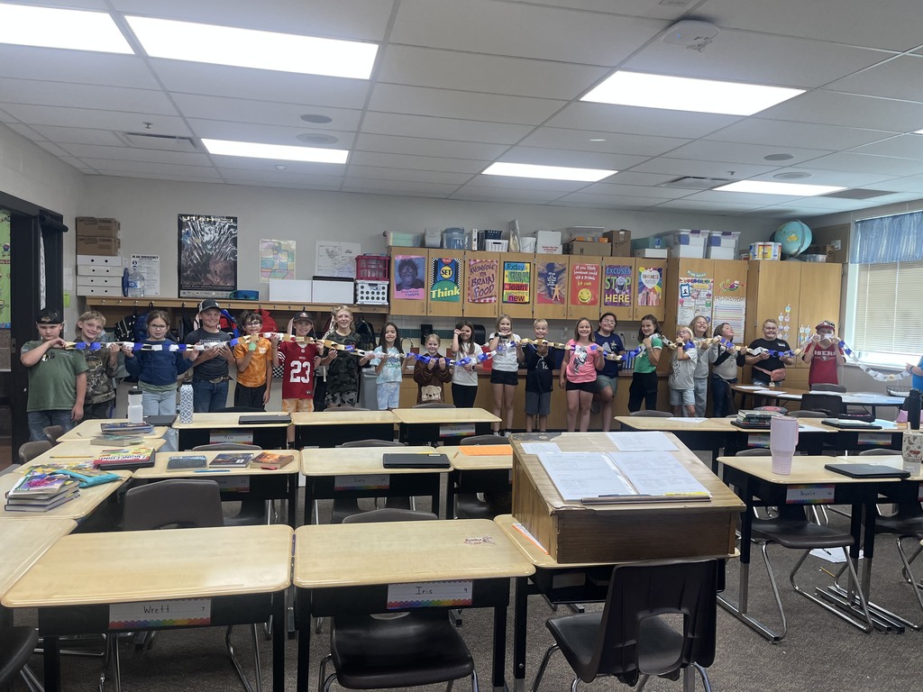4th grade students with kindness paper chain