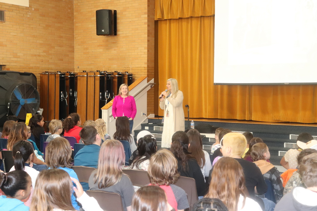 Author McCall Hoyle with Principal Dills and students