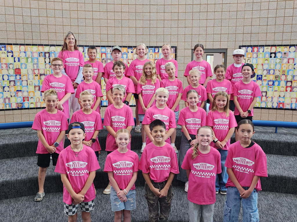 Picture of Mrs. Vanmeeterens class in their "off the wall" VANmeeteren shirts (pink)