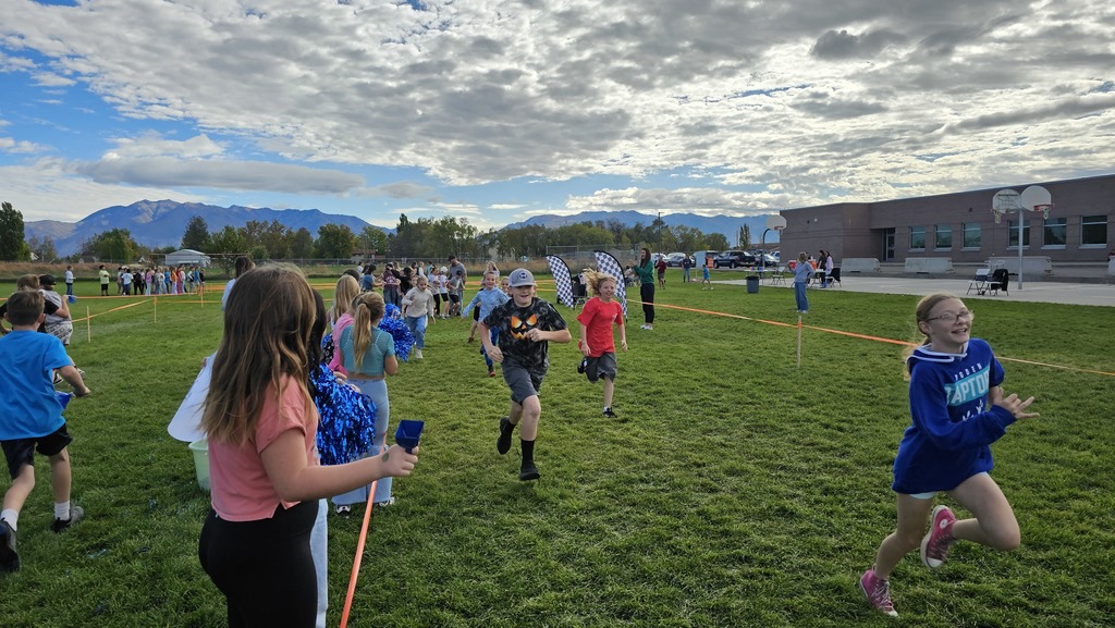 Kids running in the fun run.