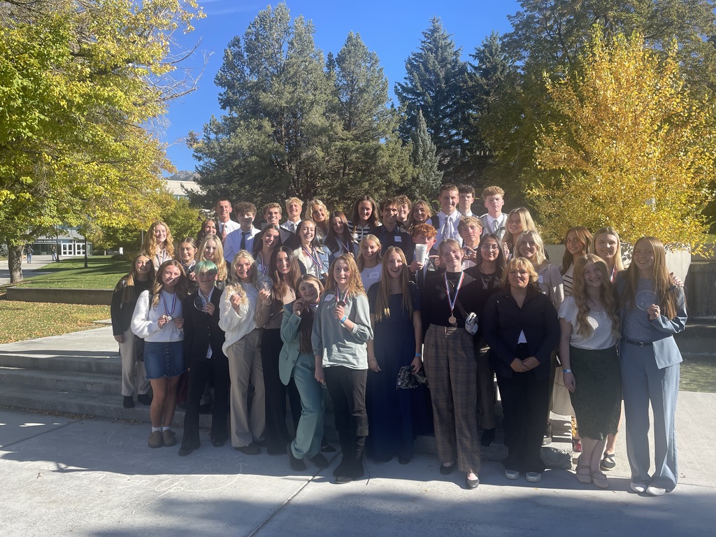 picture of award winning students from Fremont FBLA and DECA