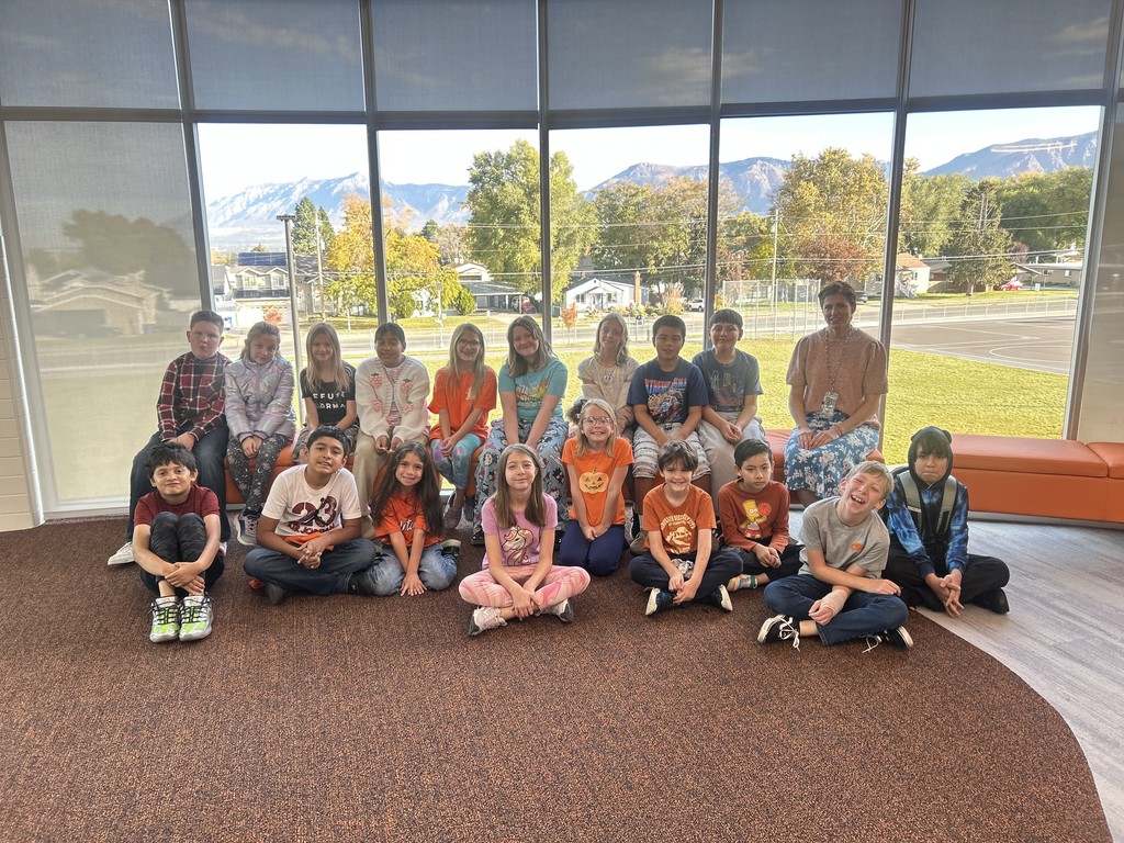 4th grade students wearing orange to celebrate unity day