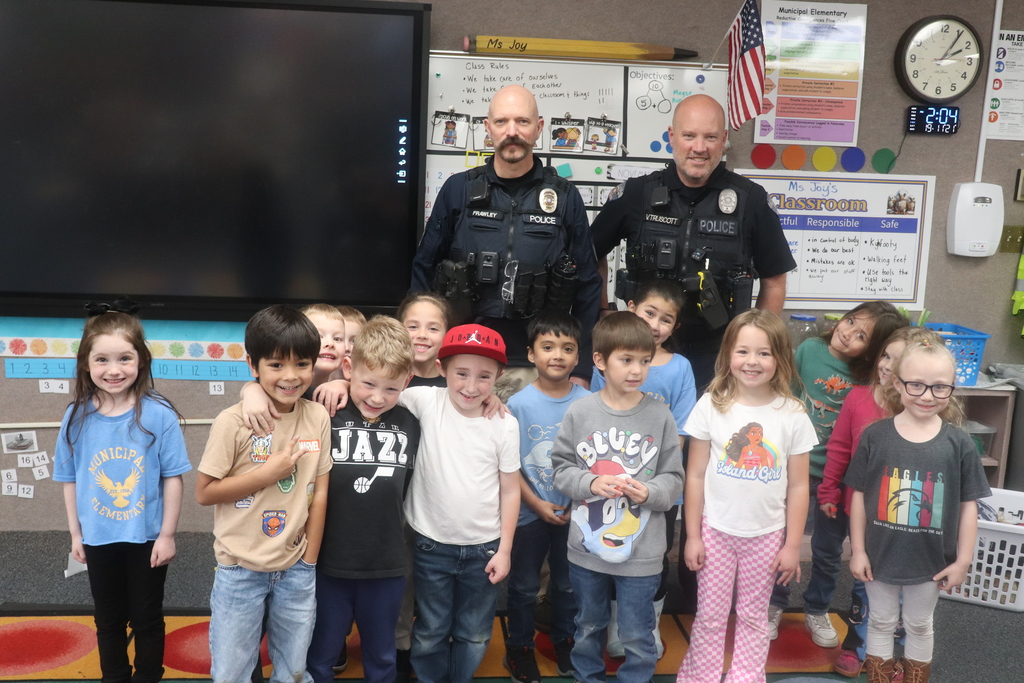 kindergarten students thanking police officers