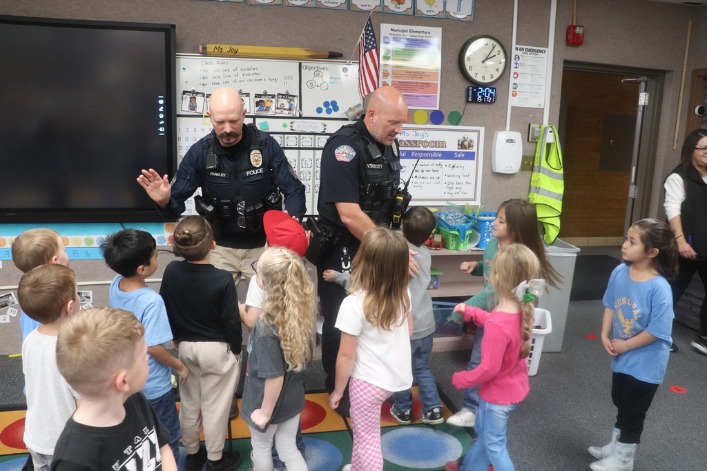 kindergarten students thanking police officers