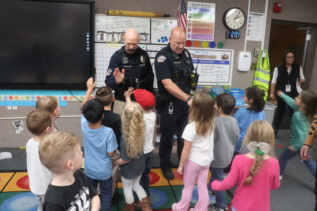 kindergarten students thanking police officers