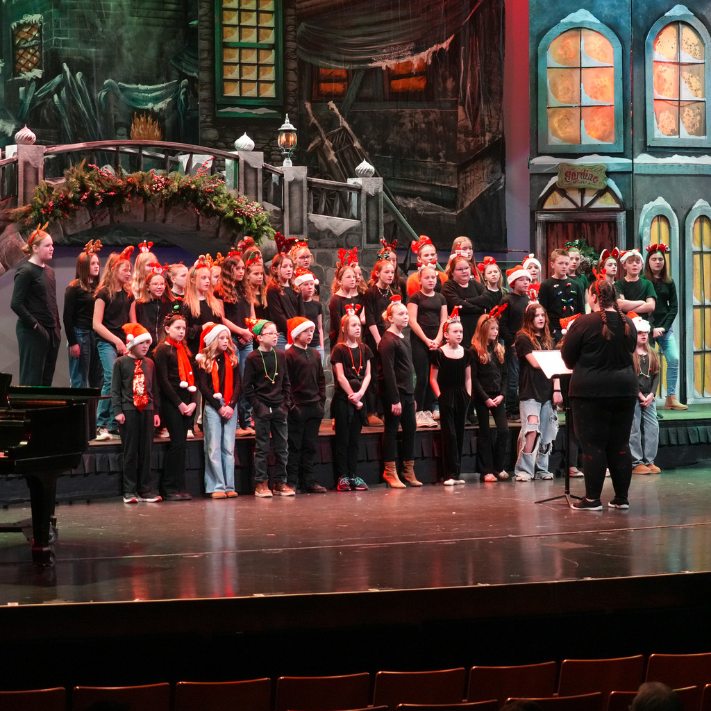 Christmas tree jubilee performers