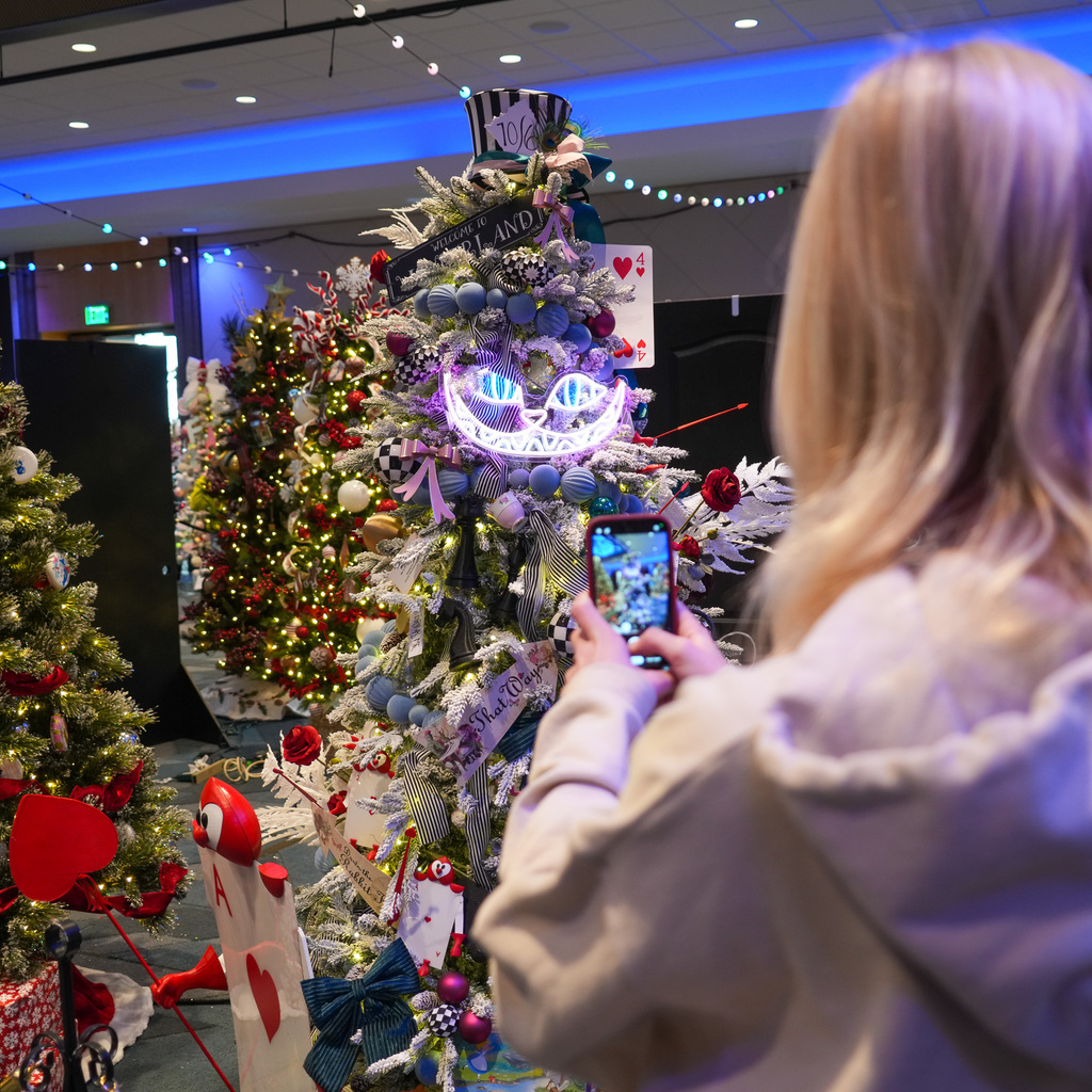 Christmas tree jubilee visitors