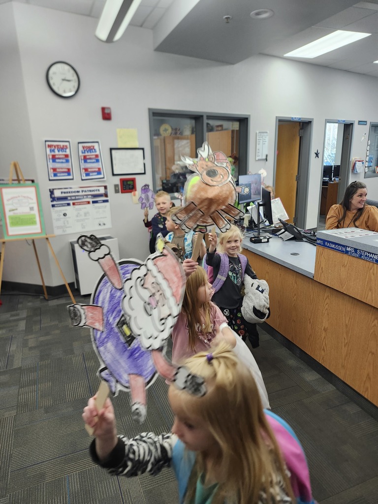 Kindergarten Thanksgiving day parade. So fun. They made the cutest balloon floats out of paper. 
