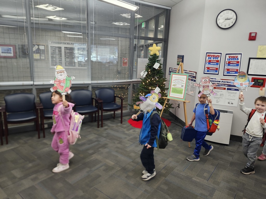 Kindergarten Thanksgiving day parade. So fun. They made the cutest balloon floats out of paper. 
