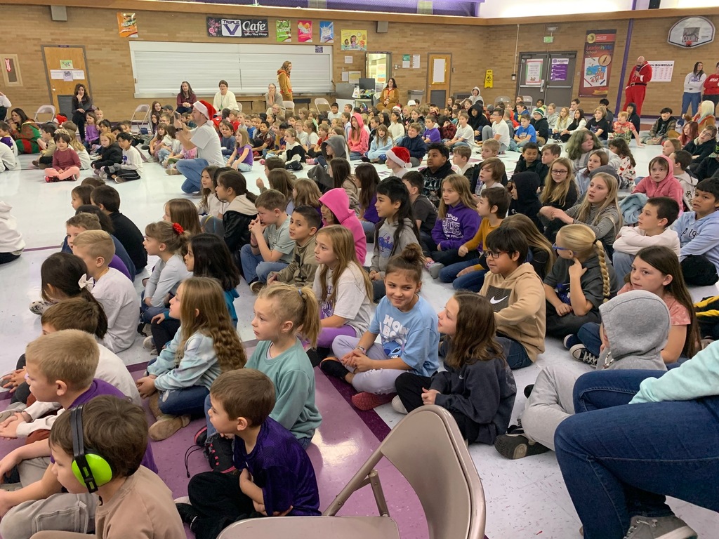 students watching Wahlquist choir