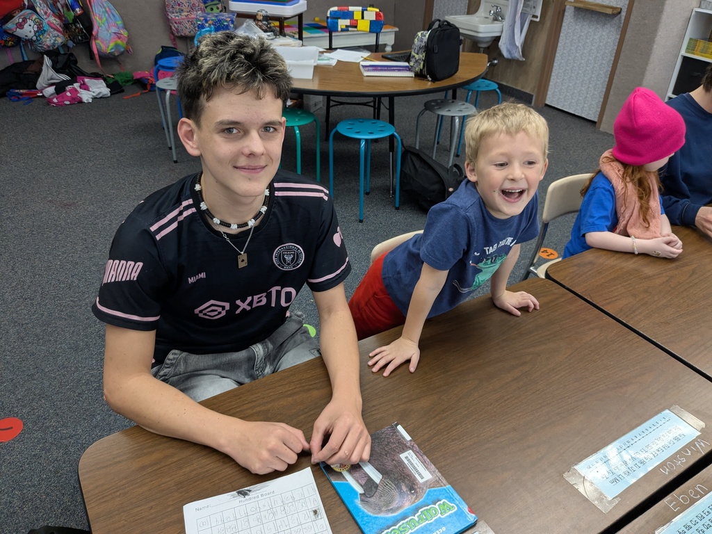 Roy Jr. High students helping kindergarteners decorate cookies