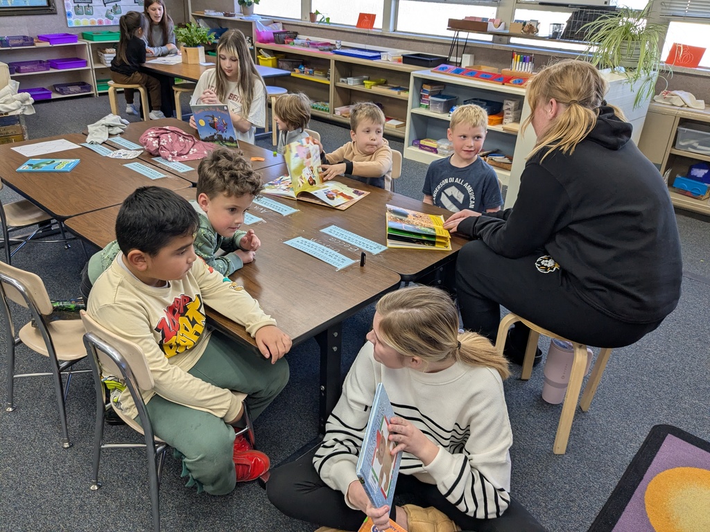 Roy Jr. High students helping kindergarteners decorate cookies