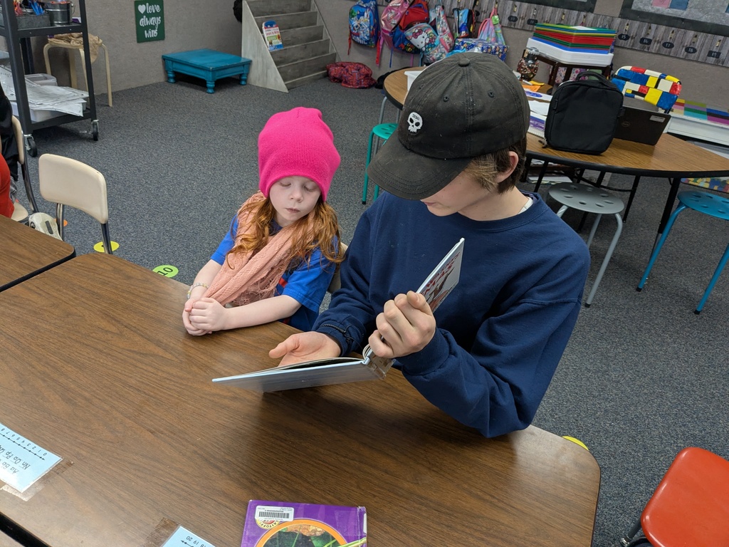 Roy Jr. High students helping kindergarteners decorate cookies