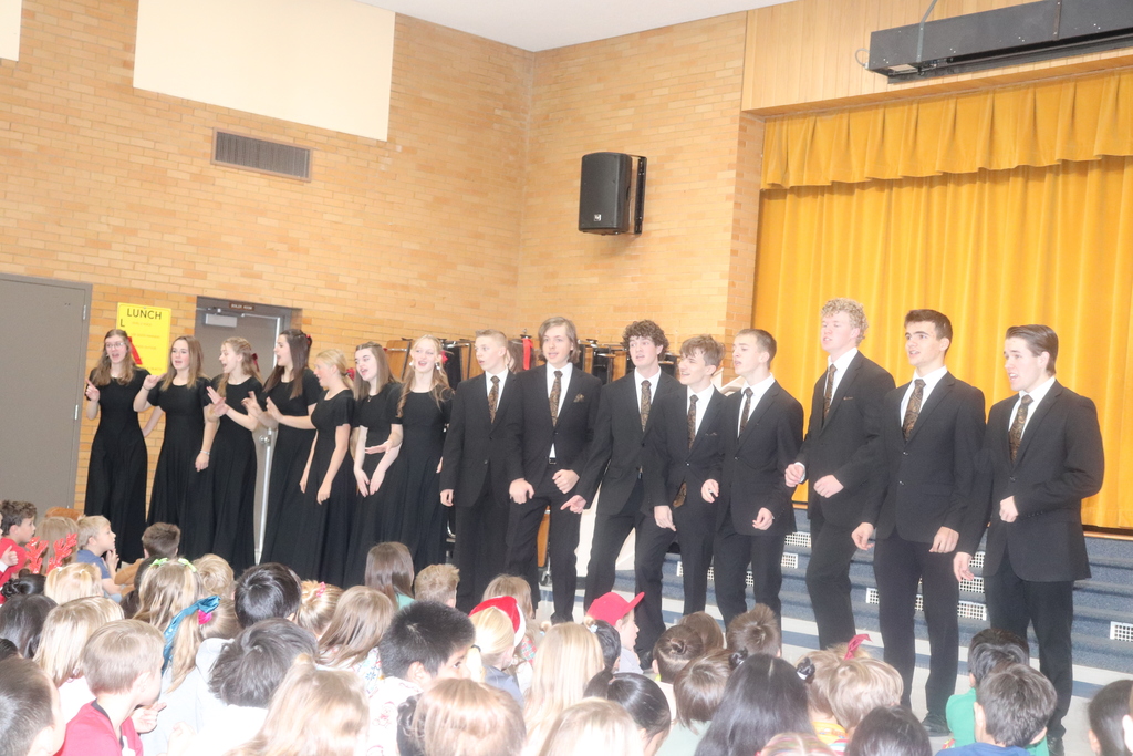 Roy Chamber choir performs at Municipal