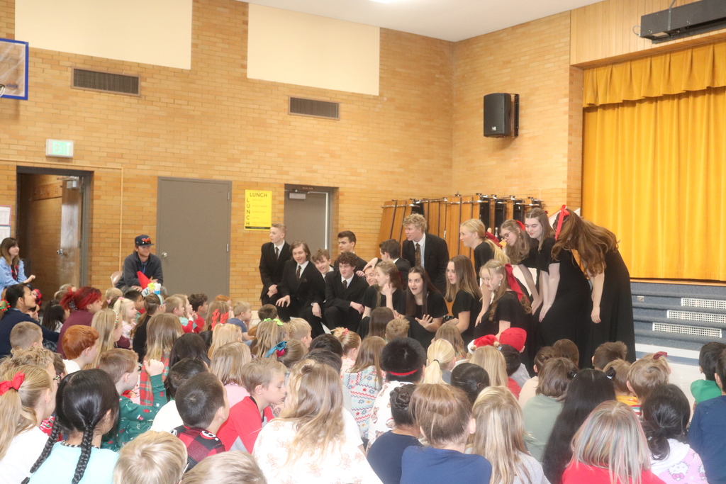 Roy Chamber choir performs at Municipal