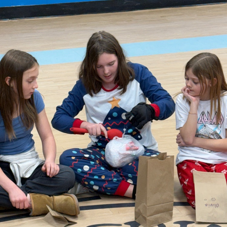 5th graders at Christmas party