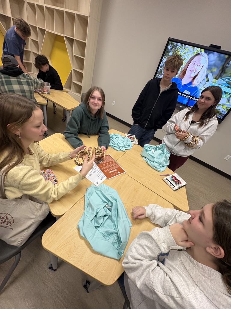 Advanced art students had the opportunity to go to the Loveland Living Planet Aquarium to celebrate their success and apply their drawing skills to real life moving animals. They were able to see a new exhibit (the Asian Cloud Forest), learn about careers in this field through fun activities, and draw beautiful sketches of sea life. It was an amazing time, and Ms. Park was delighted to spend one of the last days of the semester with such talented, thoughtful artists! 