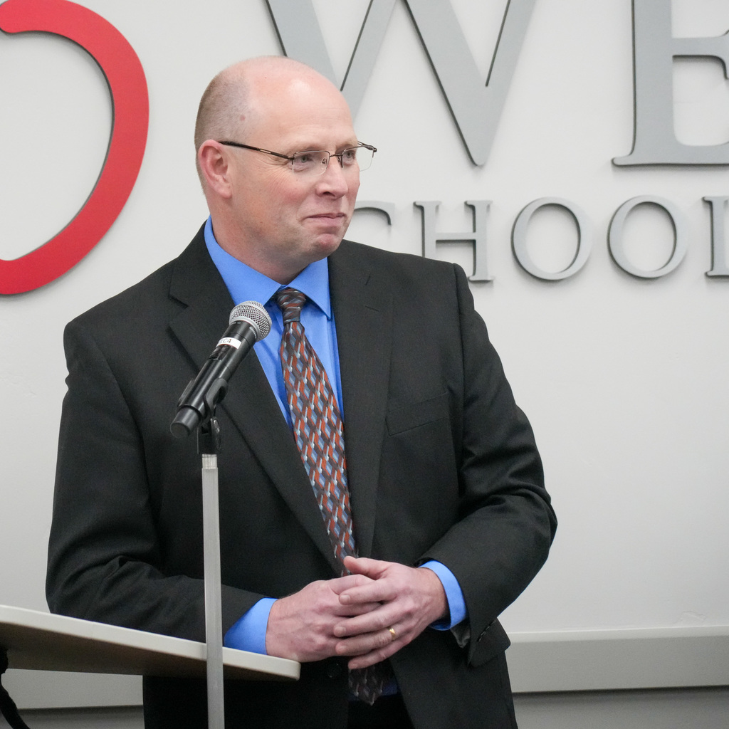 Brent Ludlow receiving award.