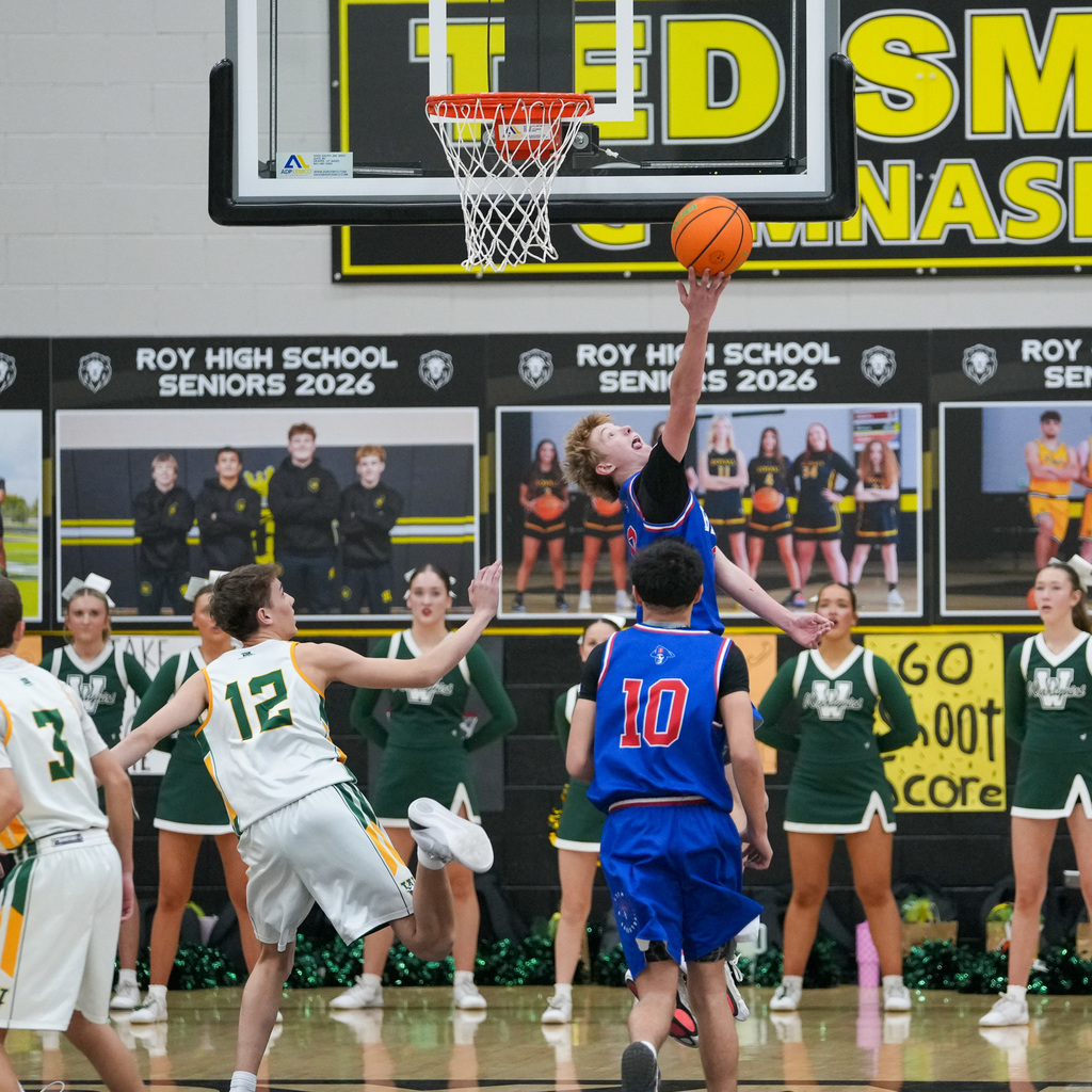 Junior high championship basketball players