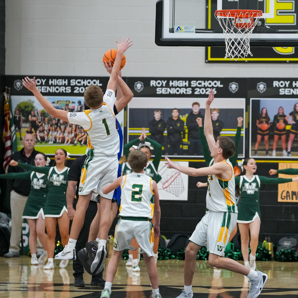 Junior high championship basketball players