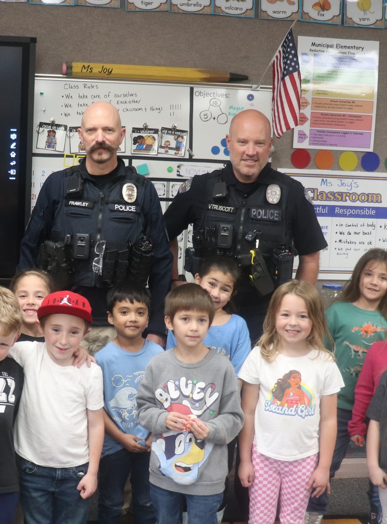 SRO appreciation day.  Student Resource Officer with kindergarten students