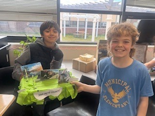 4th graders showing there Utah County projects