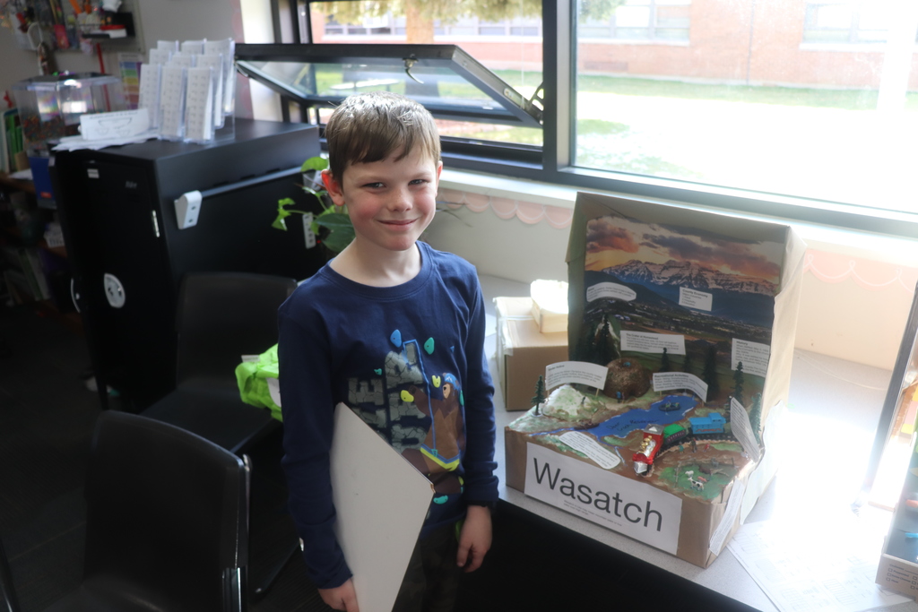 4th graders showing there Utah County projects