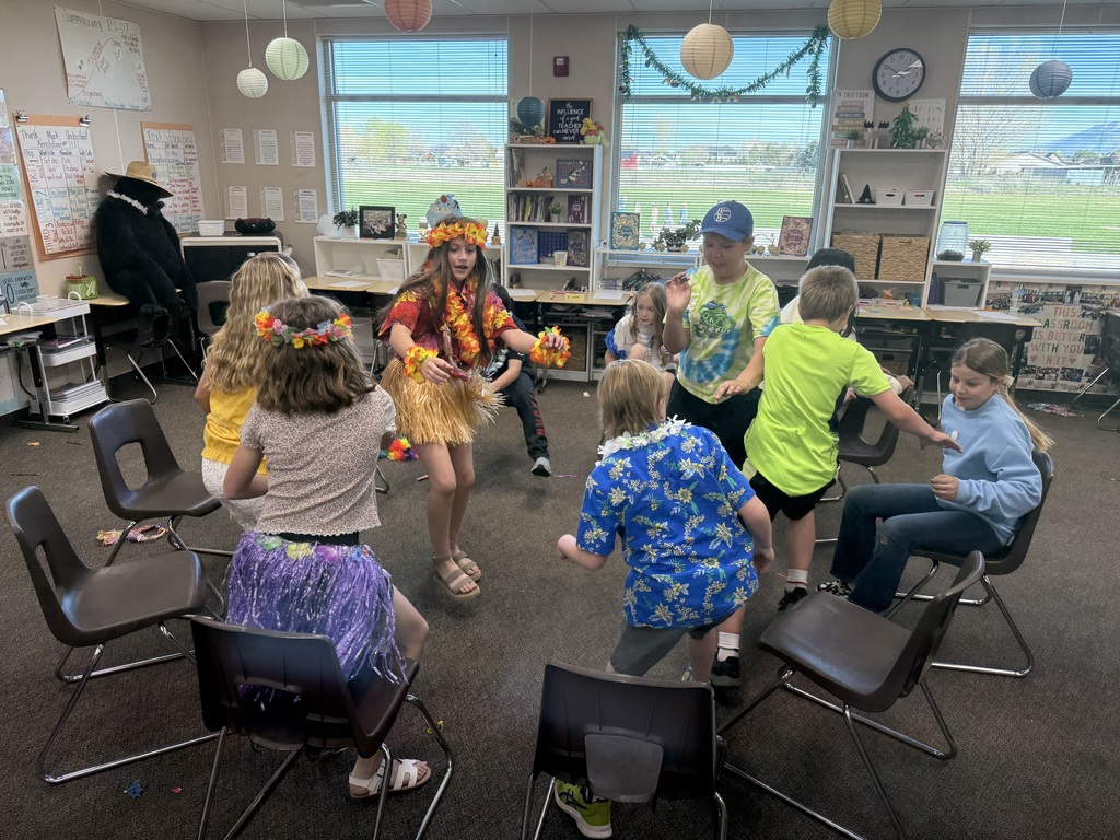 5th grade students having a LUAU
