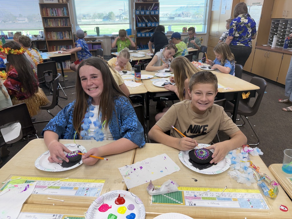 5th grade students at a LUAU