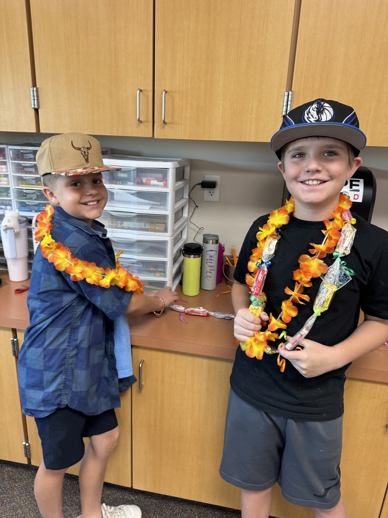 5th grade students at a LUAU