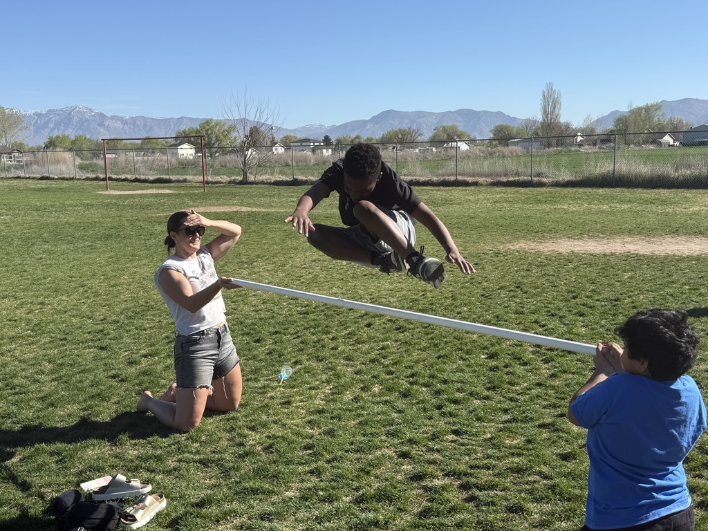 5th grade students at a LUAU