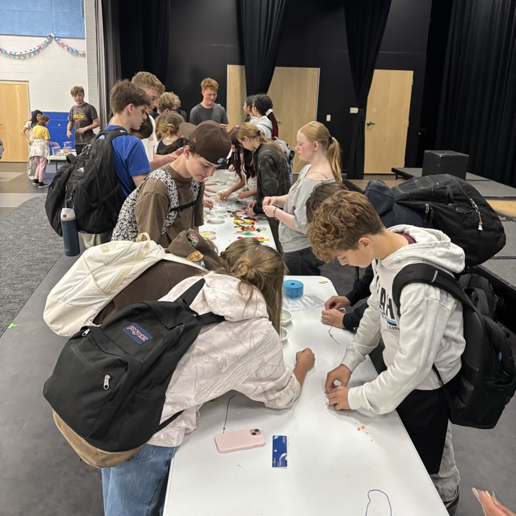 kids making bracelets