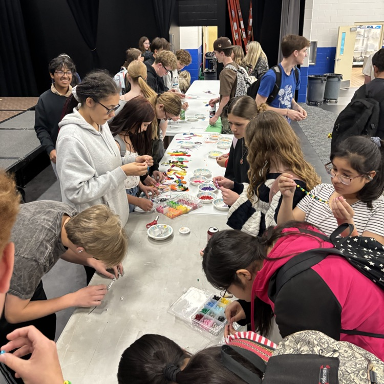 kids making bracelets