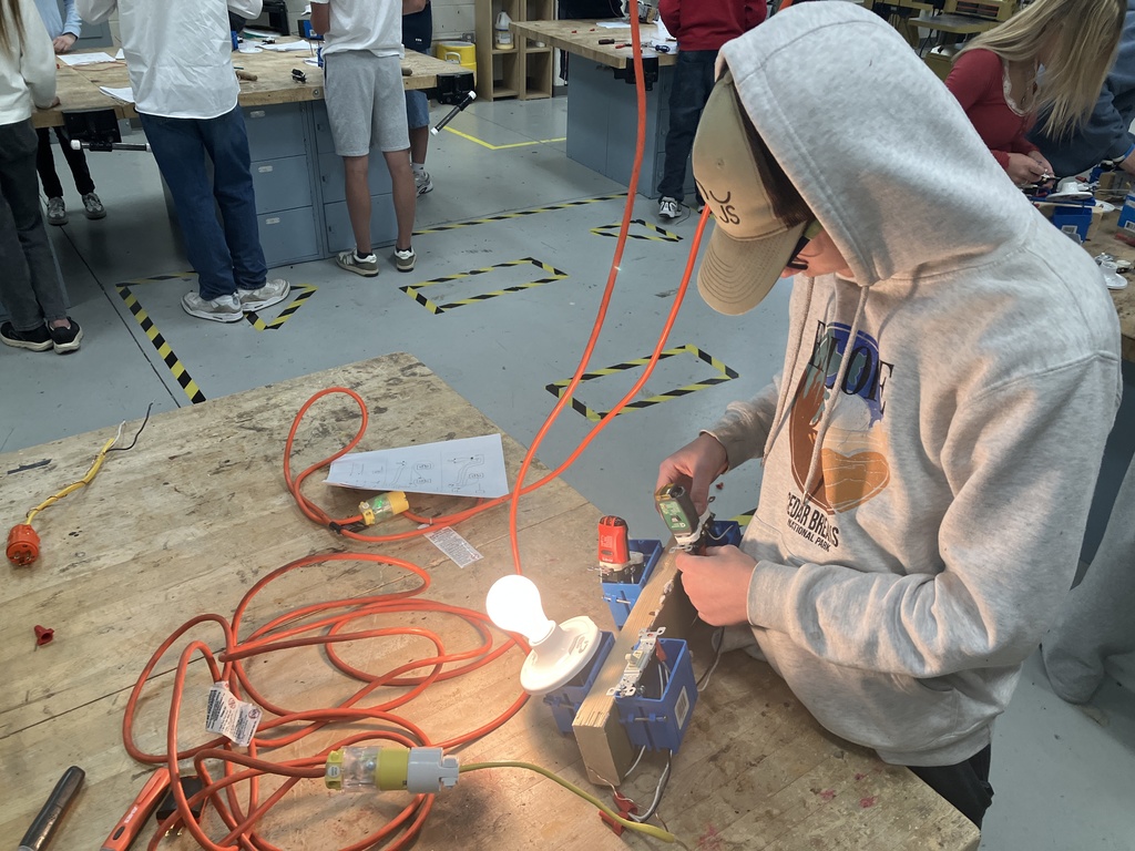 Construction Tech is finishing up their Electrical Unit by showing off their ability to create split circuit systems, from single pole switches and outlets to 3-way switched and outlets. 
