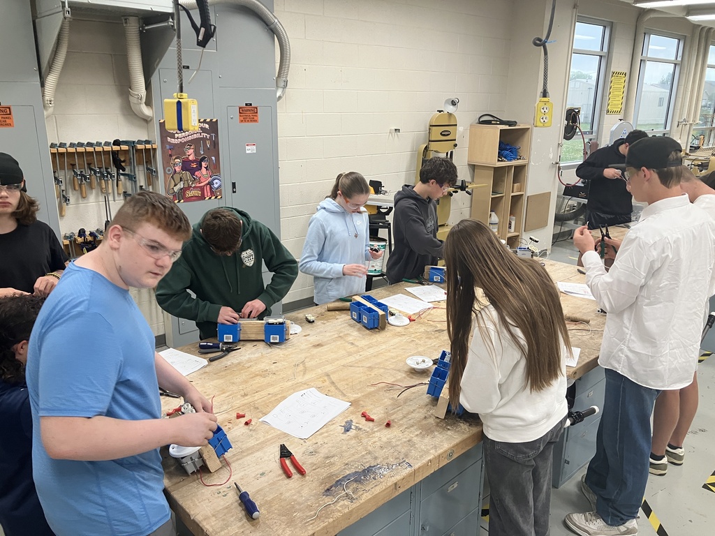 Construction Tech is finishing up their Electrical Unit by showing off their ability to create split circuit systems, from single pole switches and outlets to 3-way switched and outlets. 