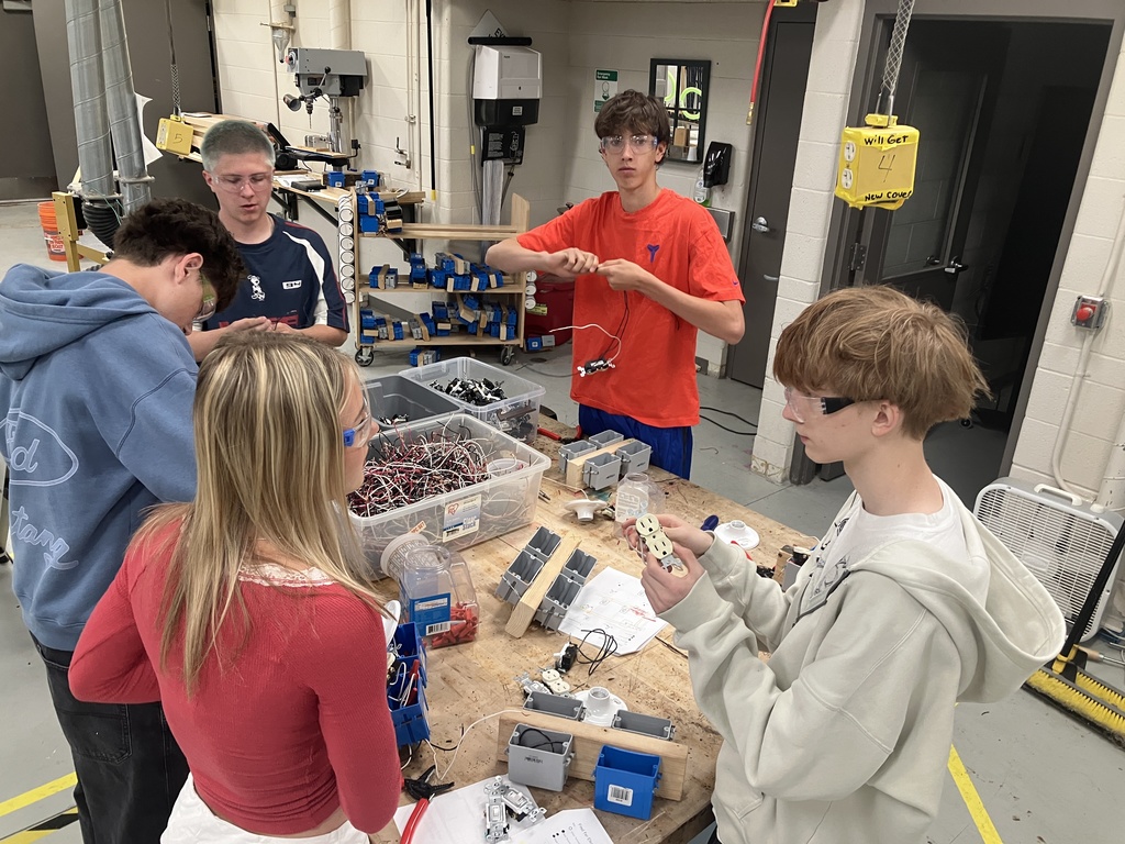 Construction Tech is finishing up their Electrical Unit by showing off their ability to create split circuit systems, from single pole switches and outlets to 3-way switched and outlets. 