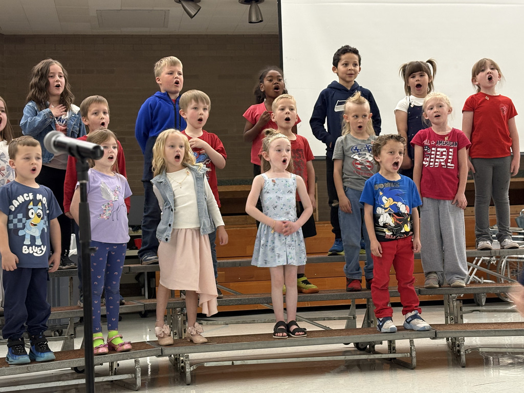 Kindergarteners singing to their parents at kindy 500