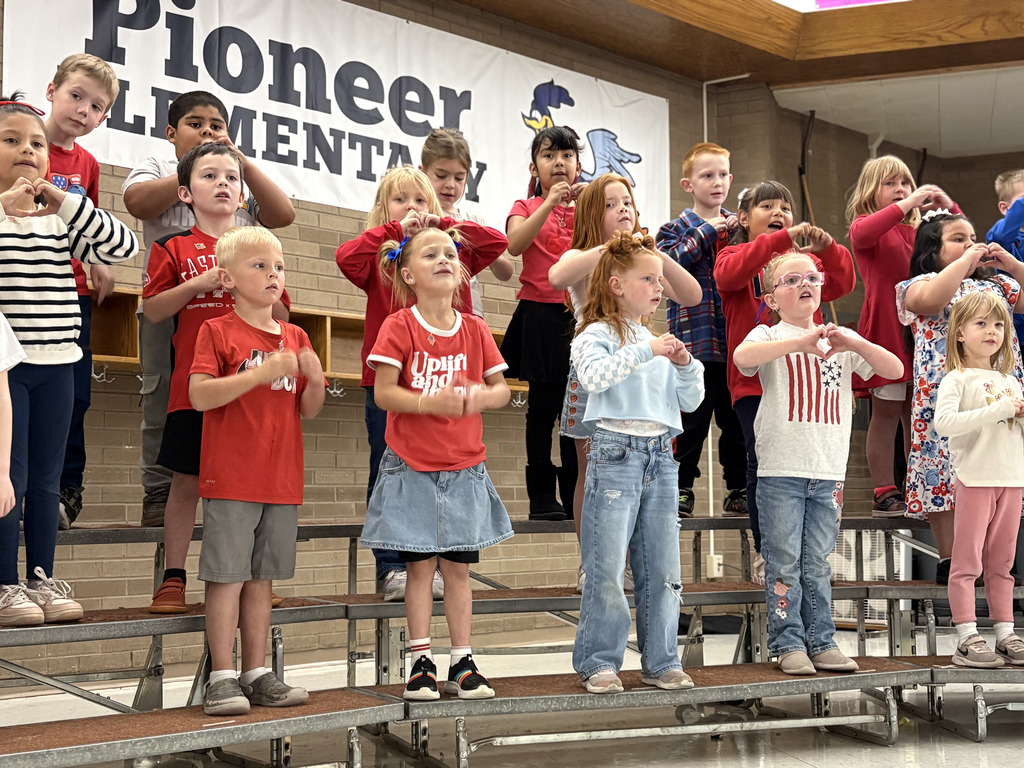 Kindergarteners singing to their parents at kindy 500