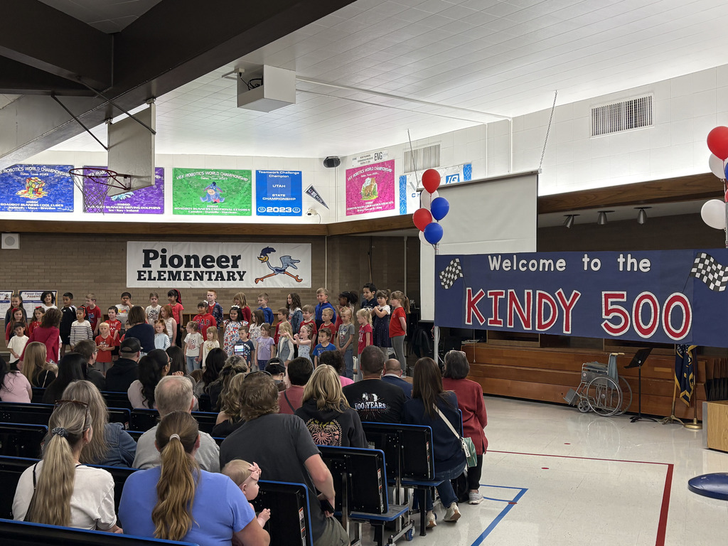 Kindergarteners singing to their parents at kindy 500