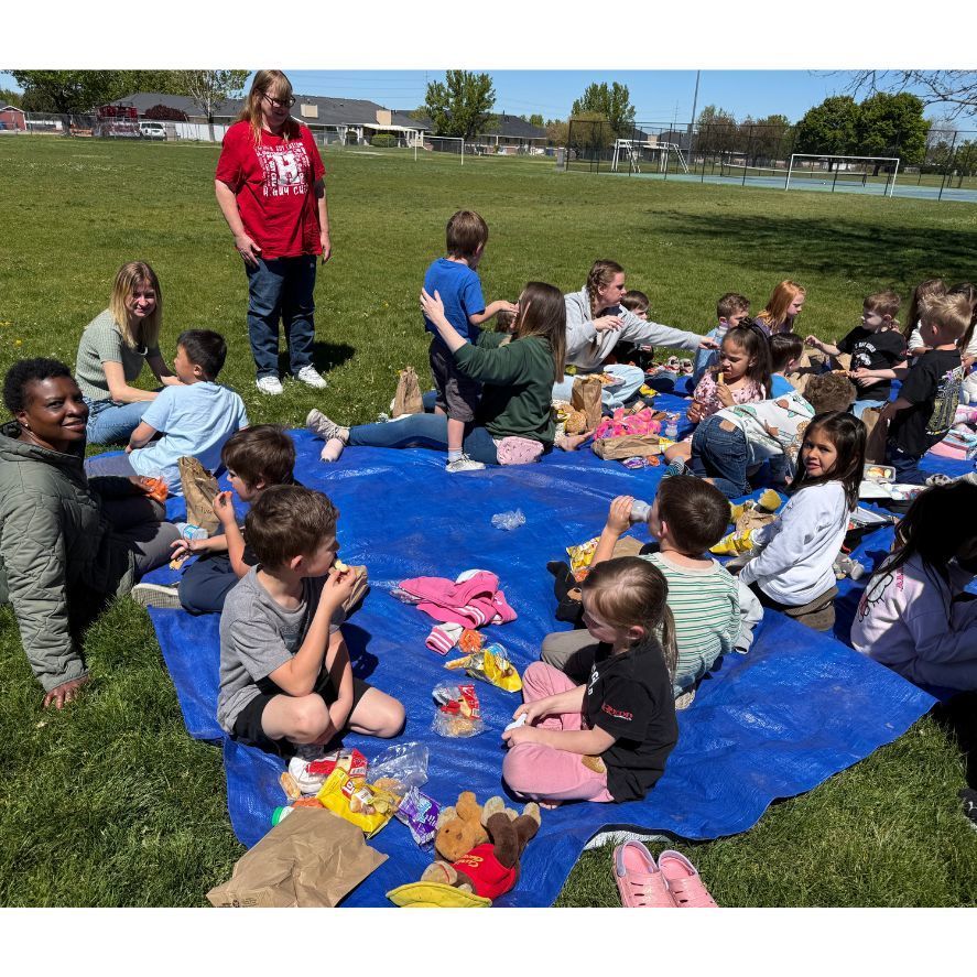 students eating lunch outside