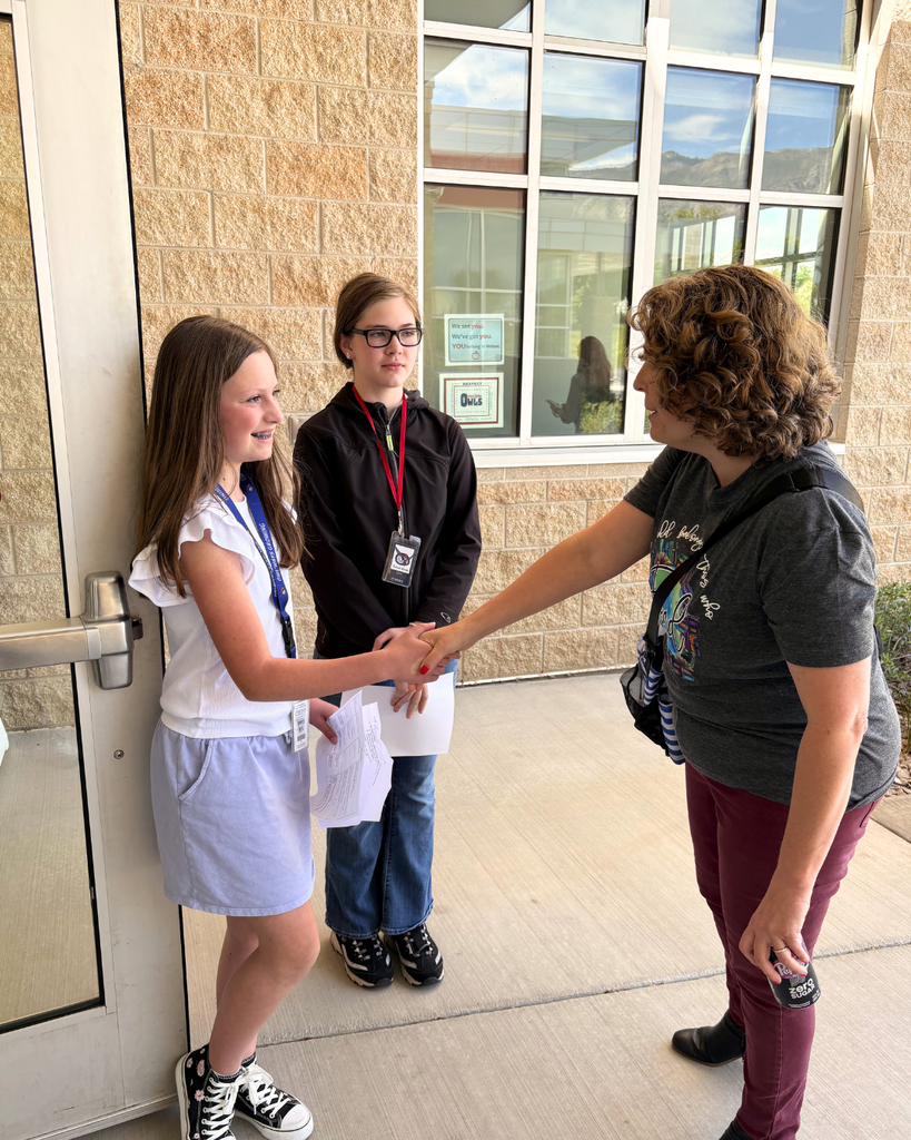Two students welcoming Jennifer Nielsen to OSE. 