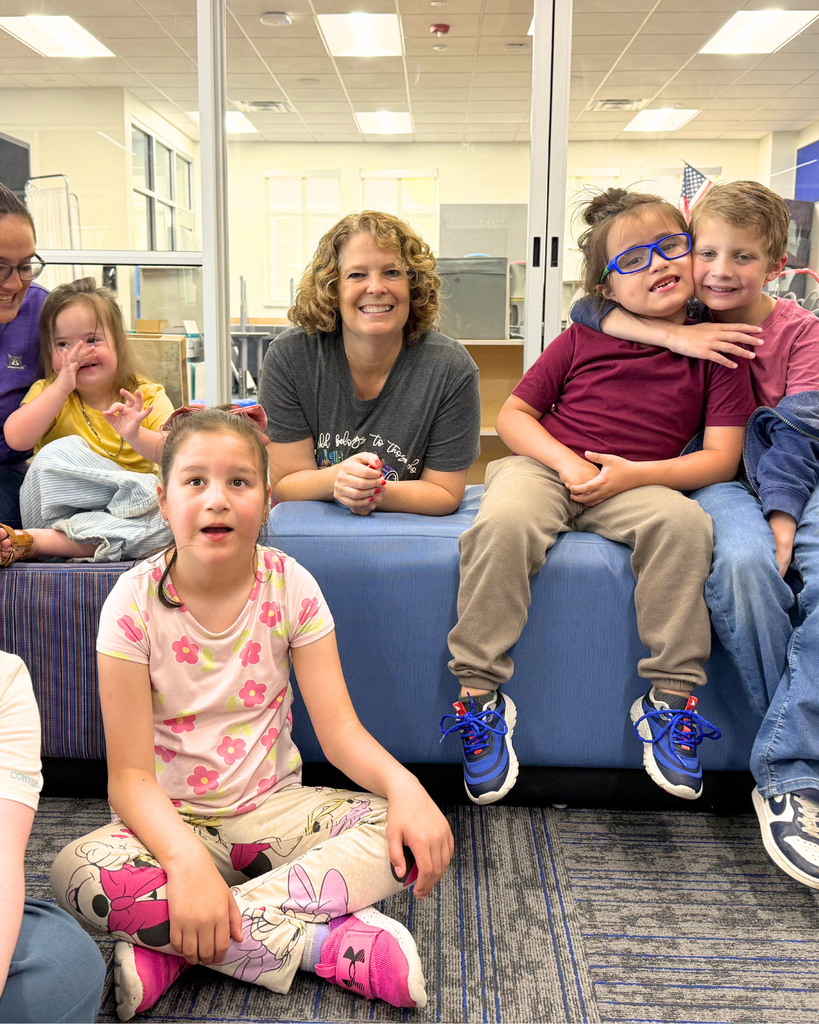 Group of students smiling with special guest Jennifer Nielsen