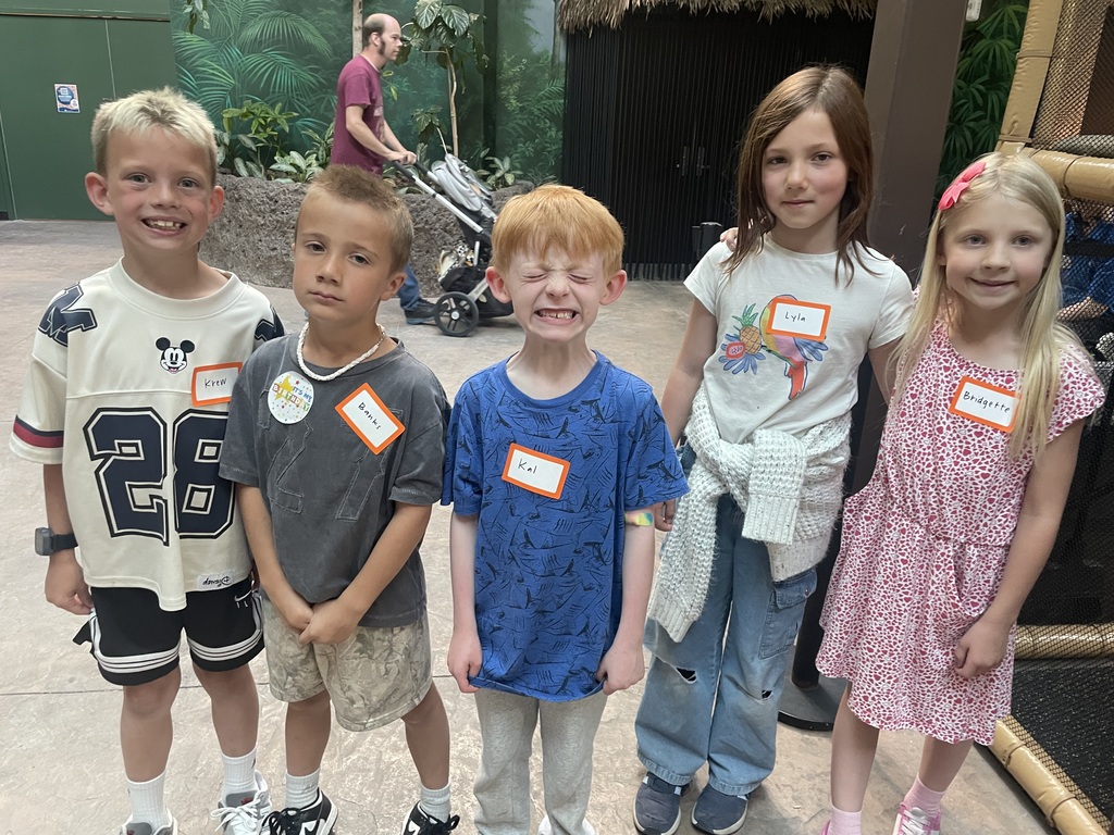 1st graders at the aquarium