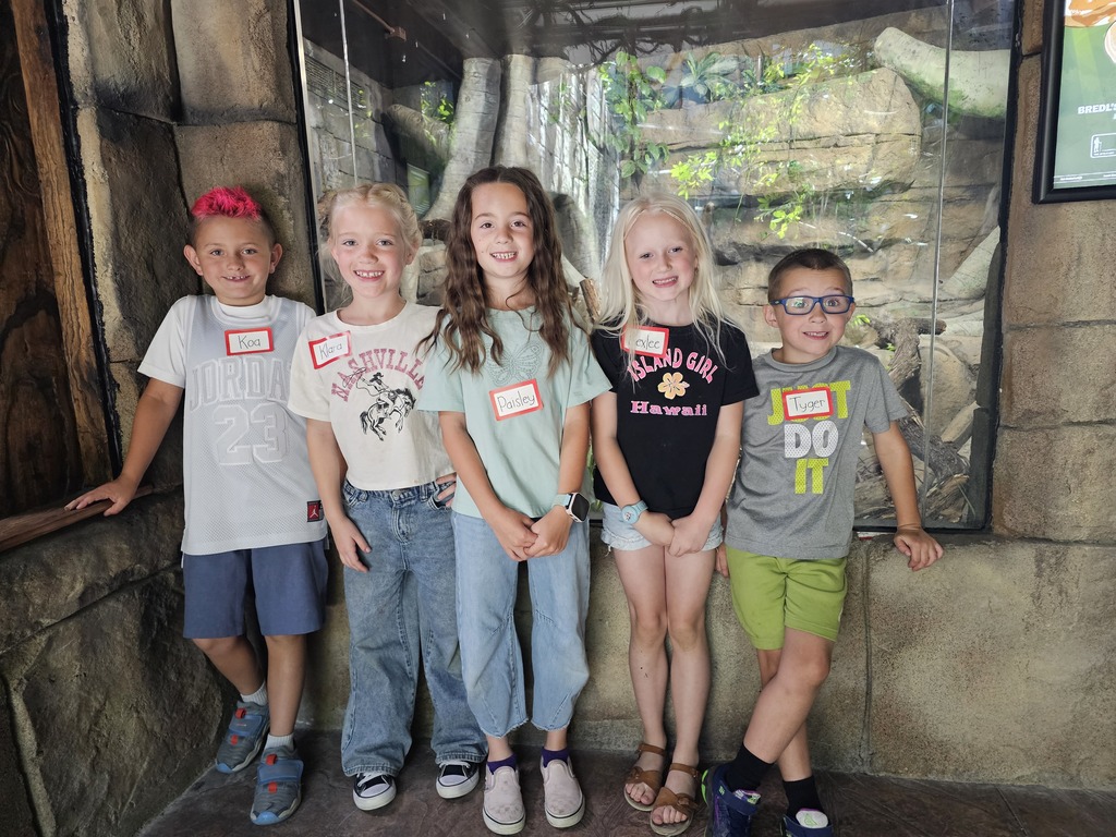 1st graders at the aquarium