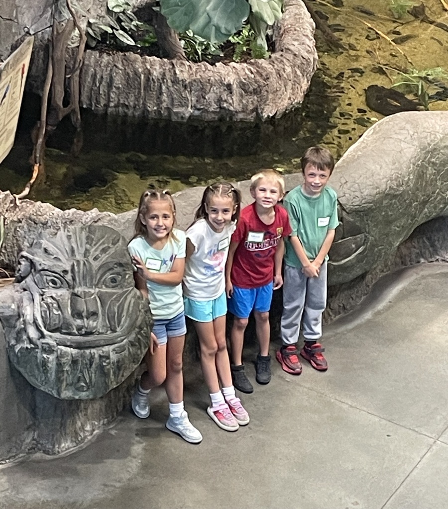 1st graders at the aquarium