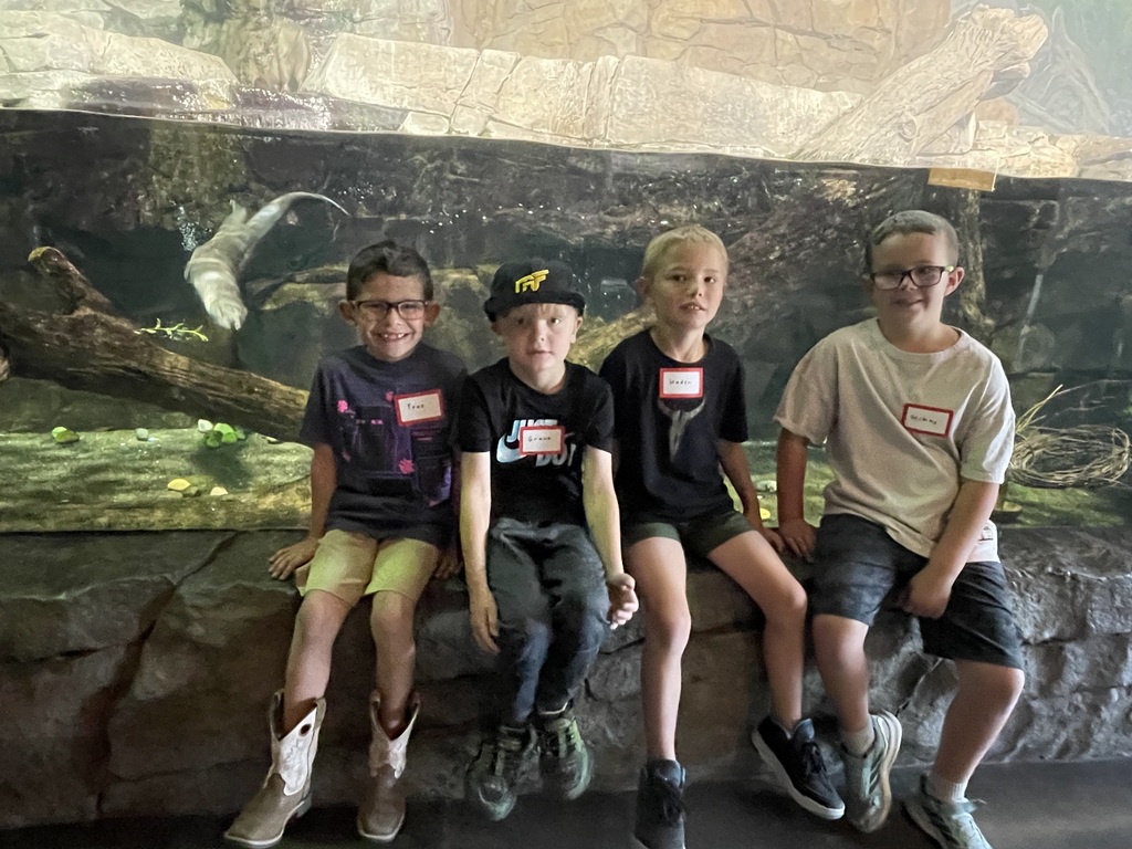 1st graders at the aquarium