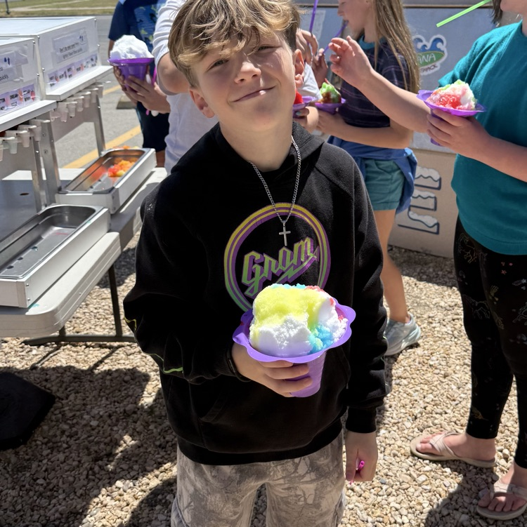 kids eating snowcone