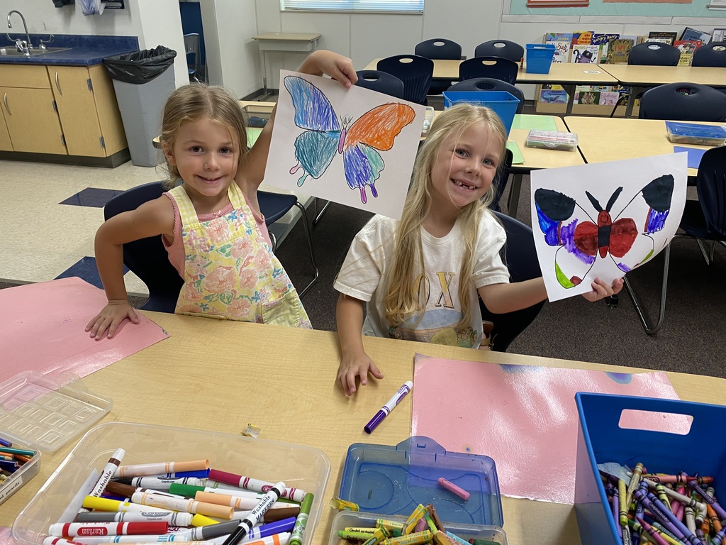 parents and students enjoy creating in the art room during back to school night